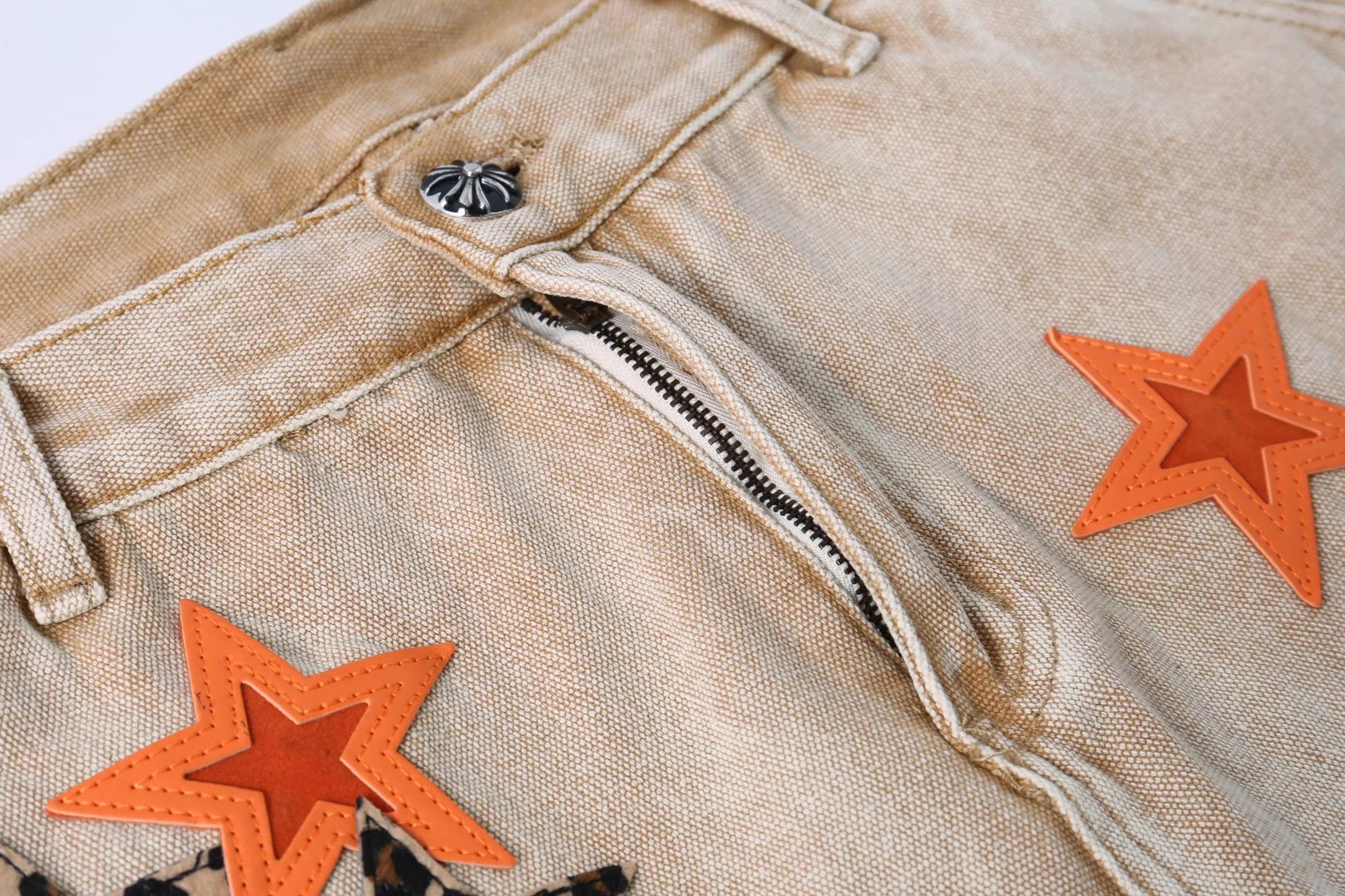 p310 Style number: H886 Crow Heart & 𝐂𝐡𝐫𝐨𝐦𝐞 𝐇𝐞𝐚𝐫𝐭 ss25 new Fontainebleau limited workwear logging pants leopard print orange star patchwork couple style loose jeans. Styles with different washed textures are very friendly to people with thin legs. The slightly flared version perfectly modifies the leg shape. The timeless and moderate length makes it easy to match and match. It is the basis for various styles and is a must-have in your wardrobe! The fabric is stiff but also makes the upper body soft without losing texture. The washing process is even more perfect. It is a must-have item for everyone! ! ! Washed wheat, tag, pants label, three labels complete Color: Khaki Size: 28-30-32-34-36